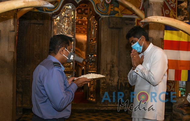 Commander Visits Temple of the Sacred Tooth in Kandy