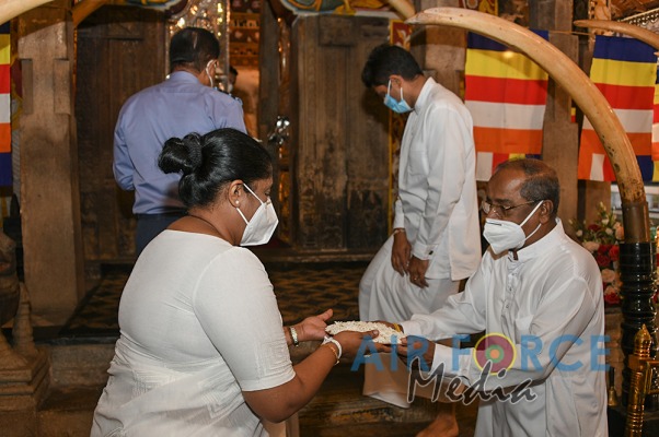 Commander Visits Temple of the Sacred Tooth in Kandy