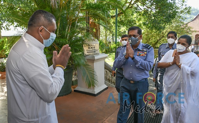 Commander Visits Temple of the Sacred Tooth in Kandy