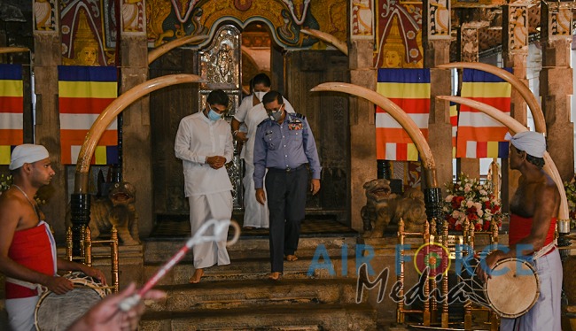 Commander Visits Temple of the Sacred Tooth in Kandy
