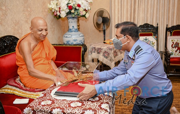 Commander Visits Temple of the Sacred Tooth in Kandy