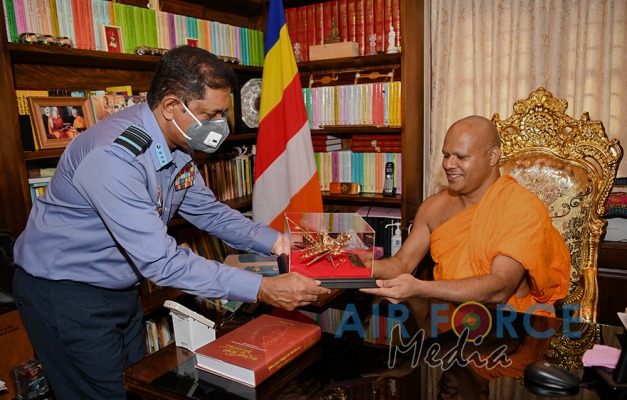 Commander Visits Temple of the Sacred Tooth in Kandy
