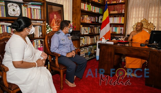 Commander Visits Temple of the Sacred Tooth in Kandy