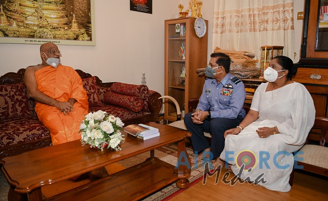 Commander Visits Temple of the Sacred Tooth in Kandy