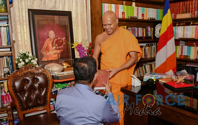 Commander Visits Temple of the Sacred Tooth in Kandy