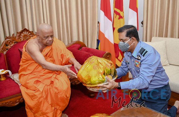 Commander Visits Temple of the Sacred Tooth in Kandy