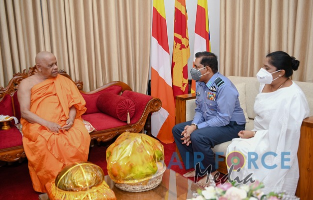Commander Visits Temple of the Sacred Tooth in Kandy