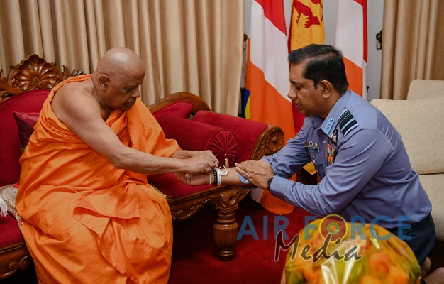 Commander Visits Temple of the Sacred Tooth in Kandy