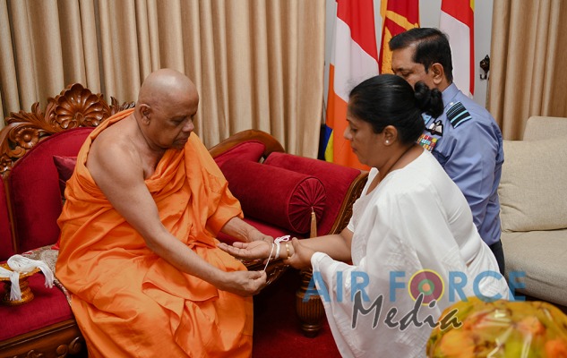 Commander Visits Temple of the Sacred Tooth in Kandy