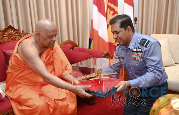Commander Visits Temple of the Sacred Tooth in Kandy