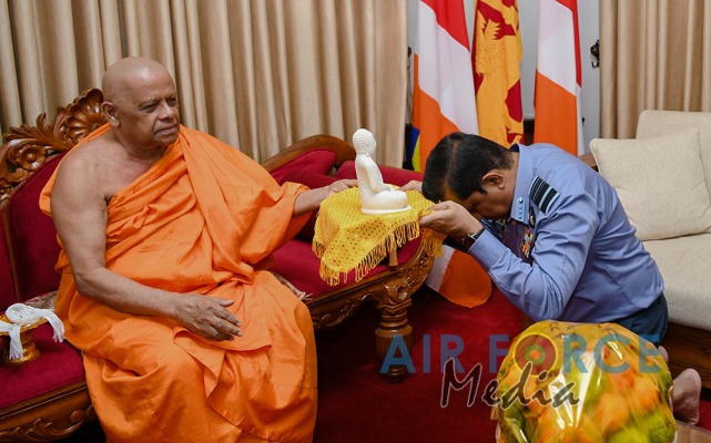 Commander Visits Temple of the Sacred Tooth in Kandy