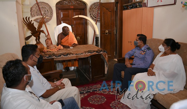 Commander Visits Temple of the Sacred Tooth in Kandy