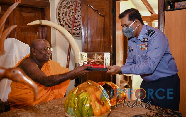 Commander Visits Temple of the Sacred Tooth in Kandy