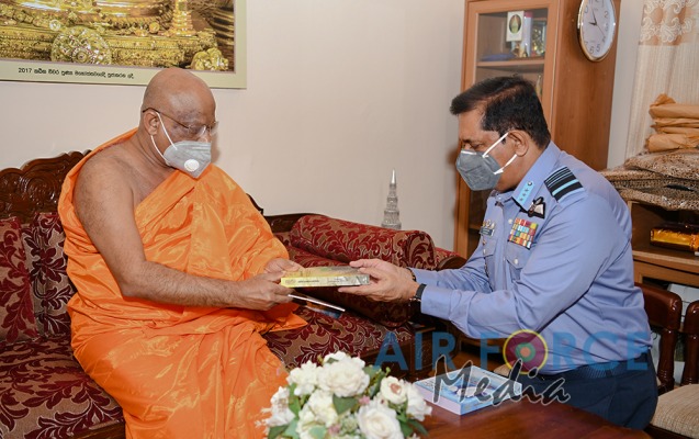 Commander Visits Temple of the Sacred Tooth in Kandy