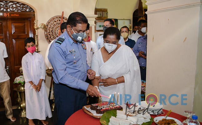 Commander Visits Temple of the Sacred Tooth in Kandy