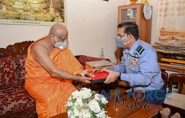 Commander Visits Temple of the Sacred Tooth in Kandy