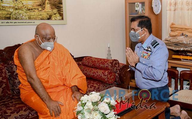 Commander Visits Temple of the Sacred Tooth in Kandy