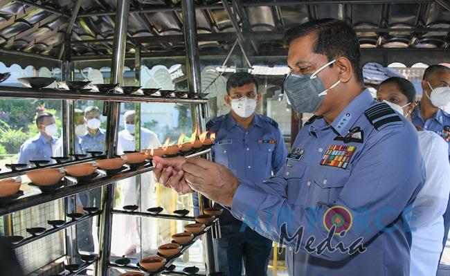 Commander Visits Temple of the Sacred Tooth in Kandy