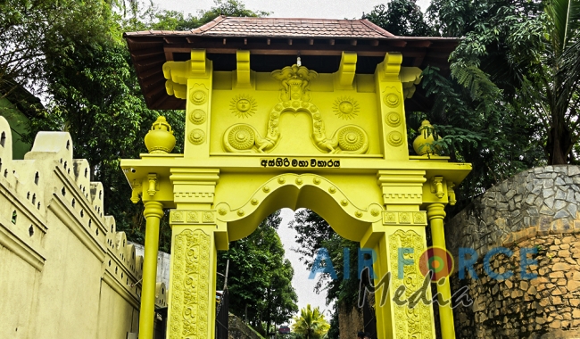 Commander of the Air Force visits Temple of the Sacred Tooth