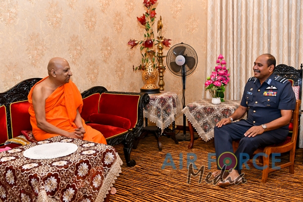Commander of the Air Force visits Temple of the Sacred Tooth