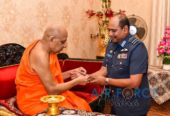 Commander of the Air Force visits Temple of the Sacred Tooth