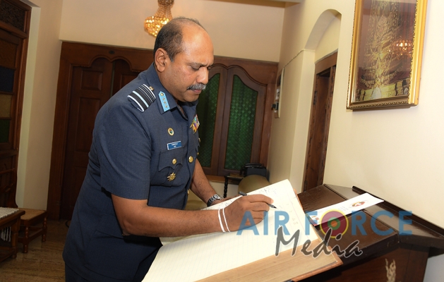 Commander of the Air Force visits Temple of the Sacred Tooth