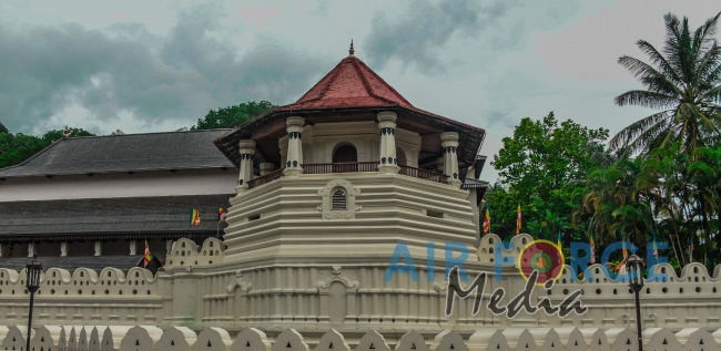 Commander of the Air Force visits Temple of the Sacred Tooth