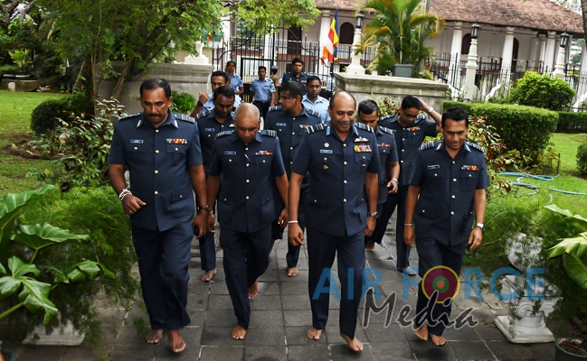 Commander of the Air Force visits Temple of the Sacred Tooth