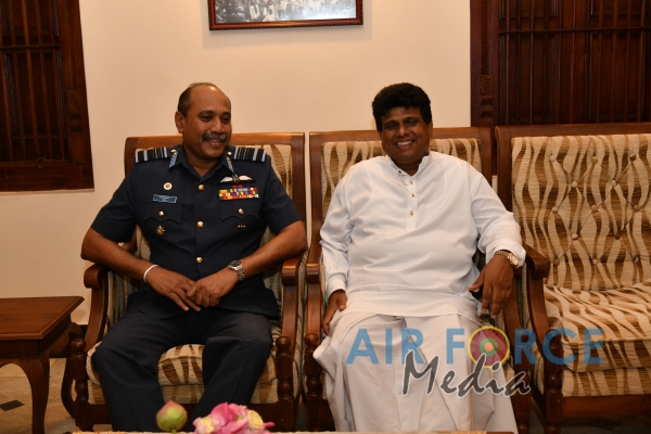 Commander of the Air Force visits Temple of the Sacred Tooth