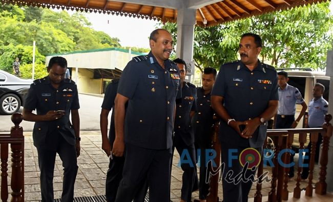Commander of the Air Force visits Temple of the Sacred Tooth