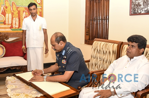 Commander of the Air Force visits Temple of the Sacred Tooth