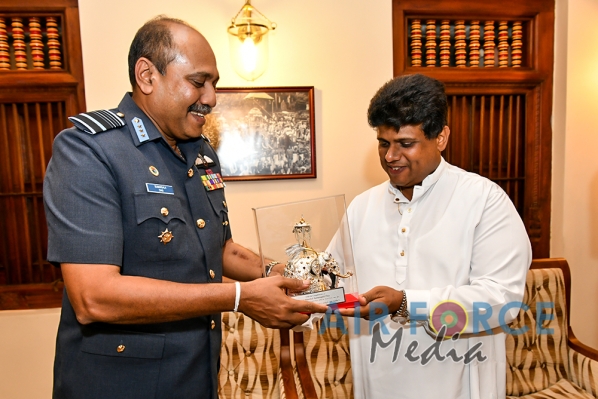 Commander of the Air Force visits Temple of the Sacred Tooth
