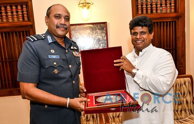 Commander of the Air Force visits Temple of the Sacred Tooth