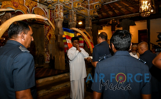 Commander of the Air Force visits Temple of the Sacred Tooth