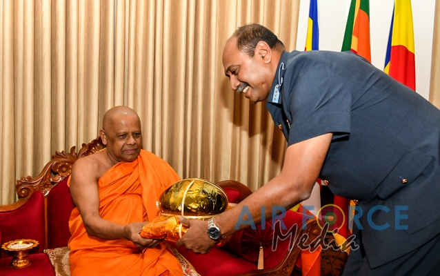 Commander of the Air Force visits Temple of the Sacred Tooth