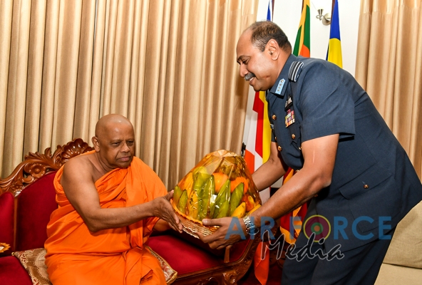 Commander of the Air Force visits Temple of the Sacred Tooth