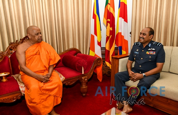 Commander of the Air Force visits Temple of the Sacred Tooth