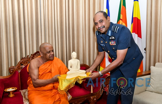 Commander of the Air Force visits Temple of the Sacred Tooth