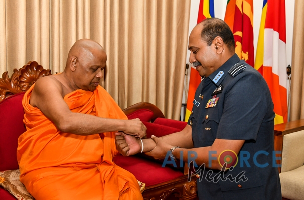 Commander of the Air Force visits Temple of the Sacred Tooth