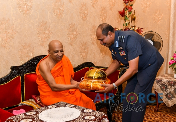 Commander of the Air Force visits Temple of the Sacred Tooth