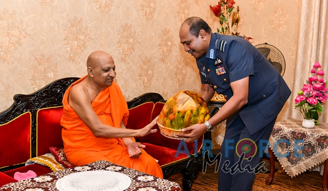 Commander of the Air Force visits Temple of the Sacred Tooth