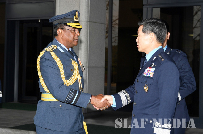 The Commander Calls on the Commander of the ROK Air Force