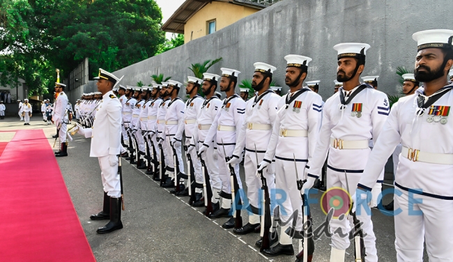 Air Force Commander Calls on the Commander of the Navy