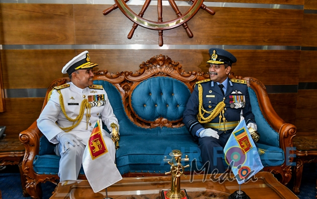Air Force Commander Calls on the Commander of the Navy