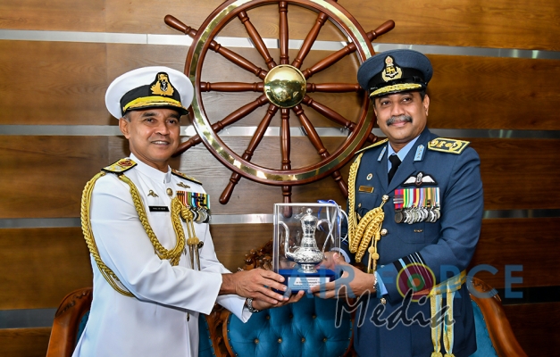 Air Force Commander Calls on the Commander of the Navy