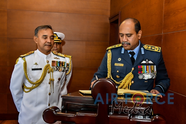 Air Force Commander Calls on the Commander of the Navy