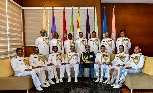 Air Force Commander Calls on the Commander of the Navy