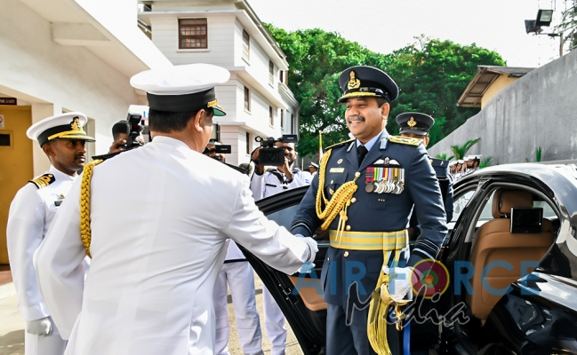 Air Force Commander Calls on the Commander of the Navy