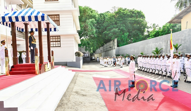 Air Force Commander Calls on the Commander of the Navy