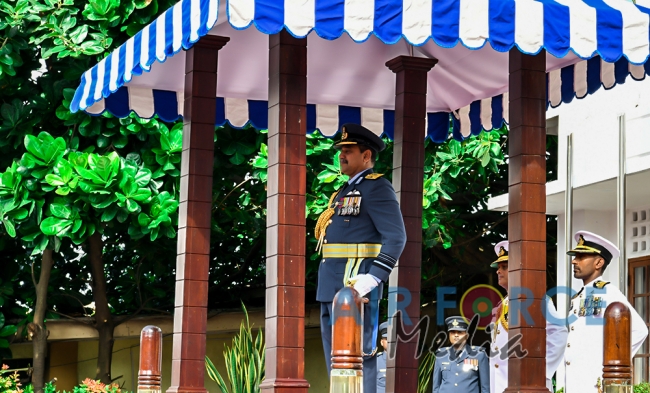 Air Force Commander Calls on the Commander of the Navy